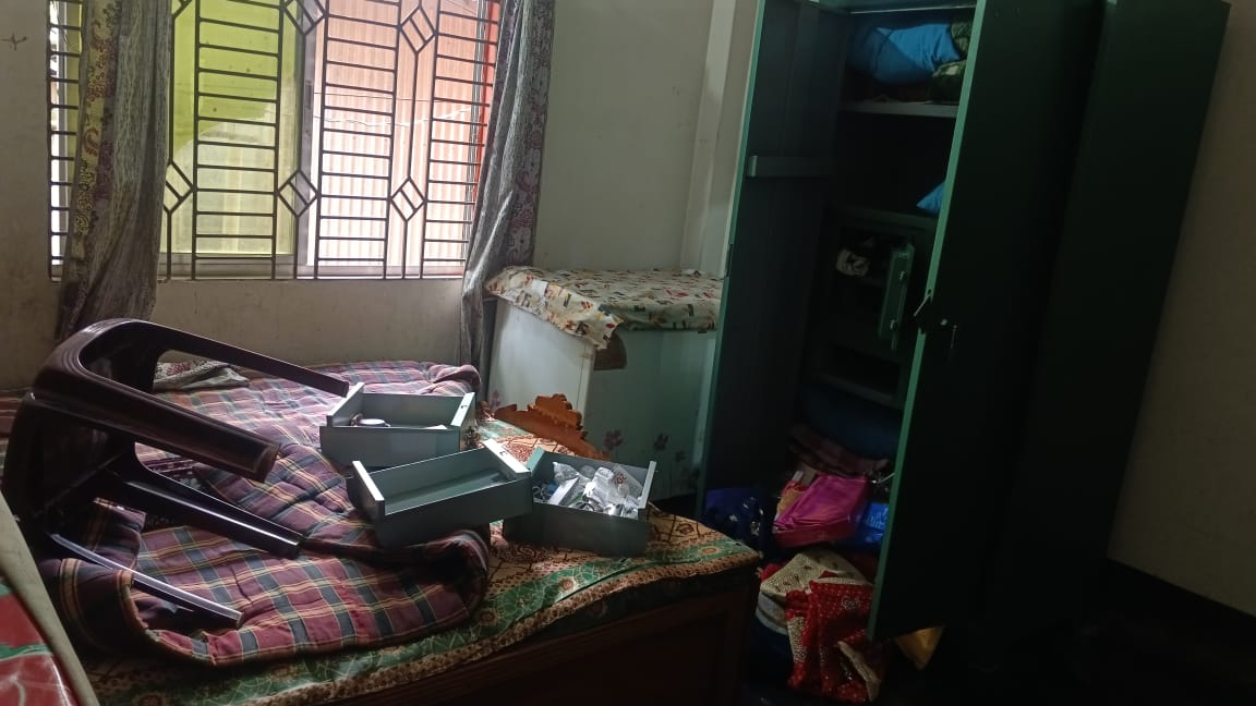 মনোহরদীতে প্রবাস ফেরত ব্যবসায়ীর বাড়িতে চুরি: ২৫ ভরি স্বর্ণালঙ্কার লুট