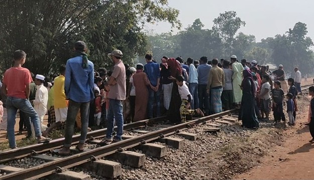 ট্রেনের নিচে ঝাঁপ দিয়ে দুই সন্তানসহ মায়ের আত্মহত্যা