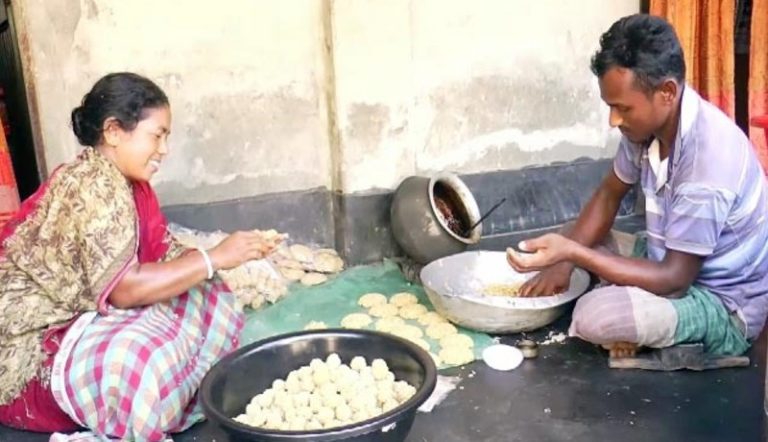 নিত্যপণ্যের ঊর্ধ্বগতিতে সংকটে দিনাজপুরের ঐতিহ্যবাহী ‘ঝুড়ির নাড়ু’ শিল্প