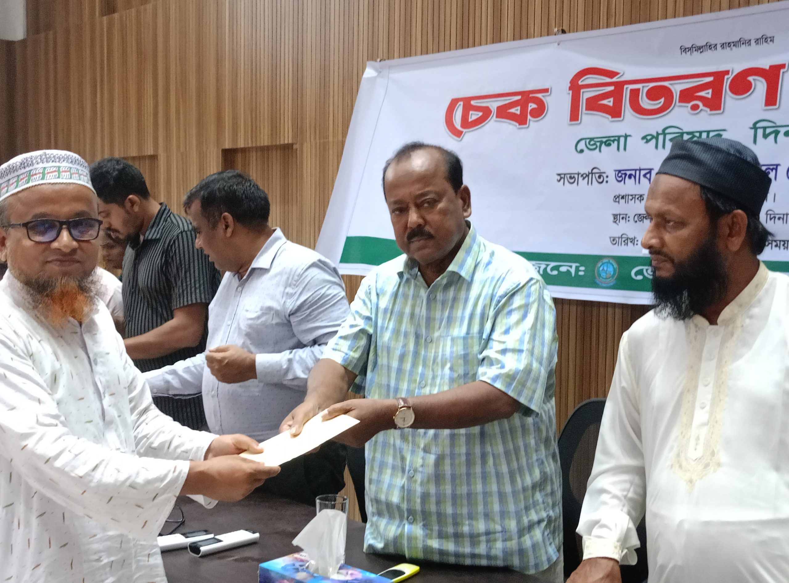 দিনাজপুর জেলা পরিষদের আয়োজনে উন্নয়নমূলক কাজের ২৫ লক্ষ টাকার অনুদানের চেক হস্তান্তর
