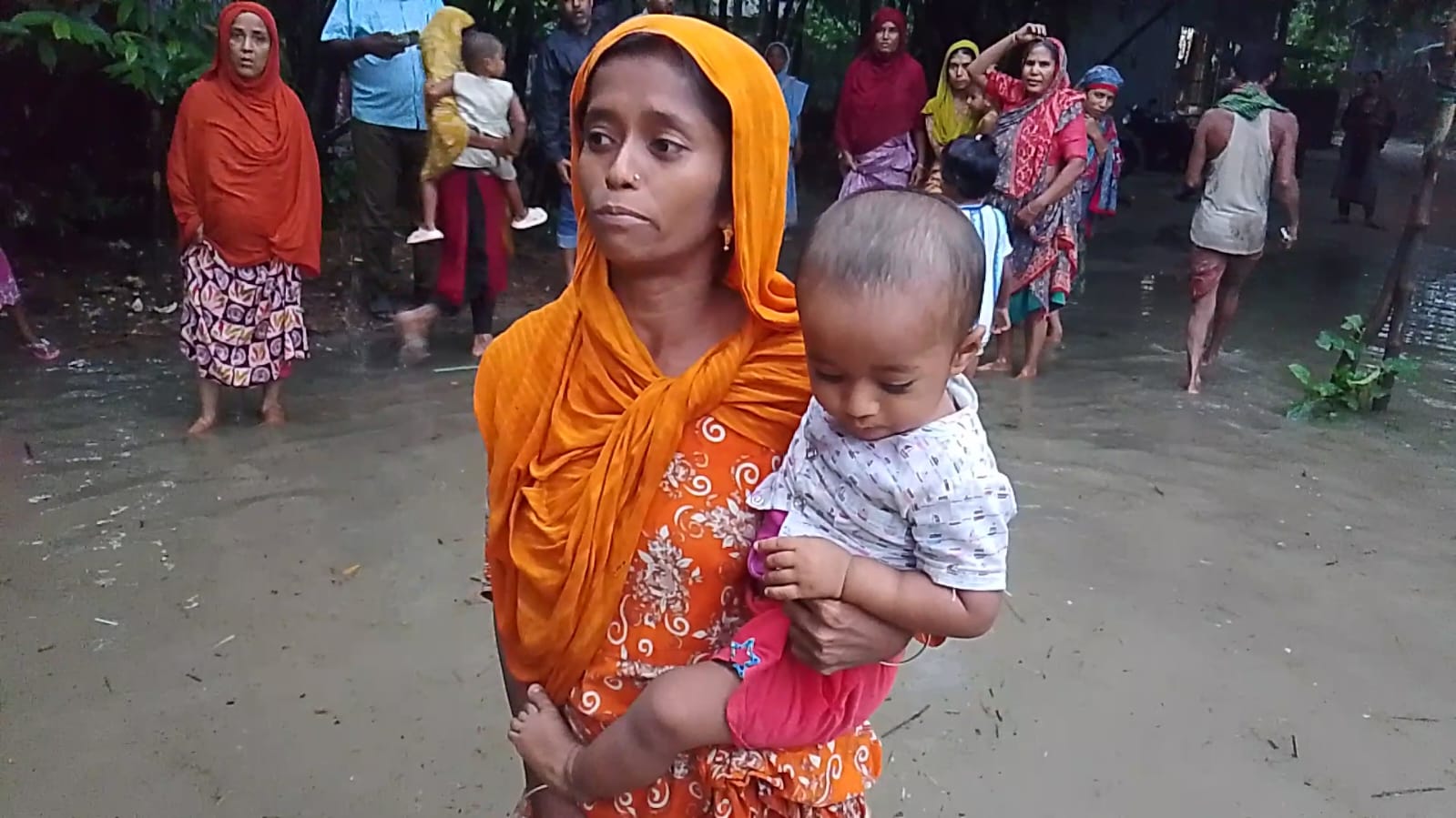 মনোহরদীর চর আহাম্মদ গ্রামে দীর্ঘদিনের জলাবদ্ধতায় পানিবন্দি শতাধিক পরিবার, চরম দুর্ভোগে এলাকাবাসী