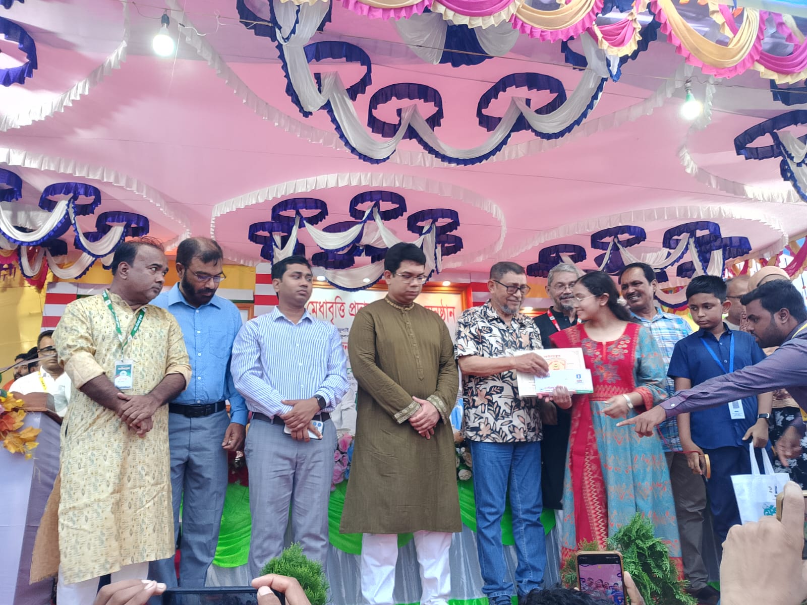 রাজাকারদের রাজনৈতিক গোষ্ঠীকে বর্জনের আহ্বান স্বাস্থ্যমন্ত্রীর, মনোহরদীতে ৪০ শিক্ষার্থীকে মেধাবৃত্তি প্রদান