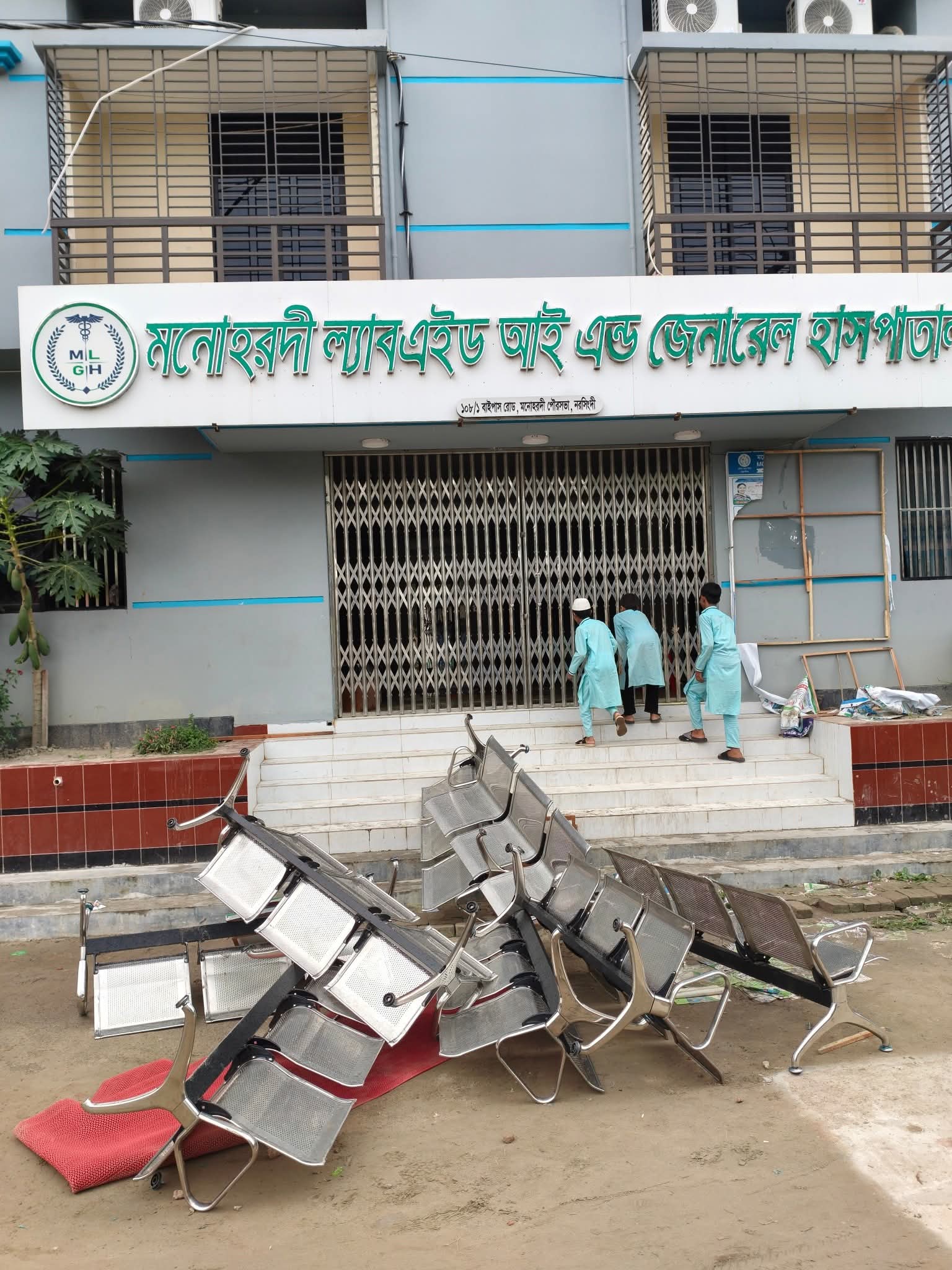 মনোহরদীতে রোগীর মৃত্যুর ঘটনায় হাসপাতালে হামলা-ভাঙচুর, তদন্ত কমিটি গঠন