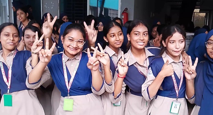 দিনাজপুর শিক্ষা বোর্ডে এসএসসি পরীক্ষার পাসের হার কমে ৫৮.০৫%, এগিয়ে মেয়েরা