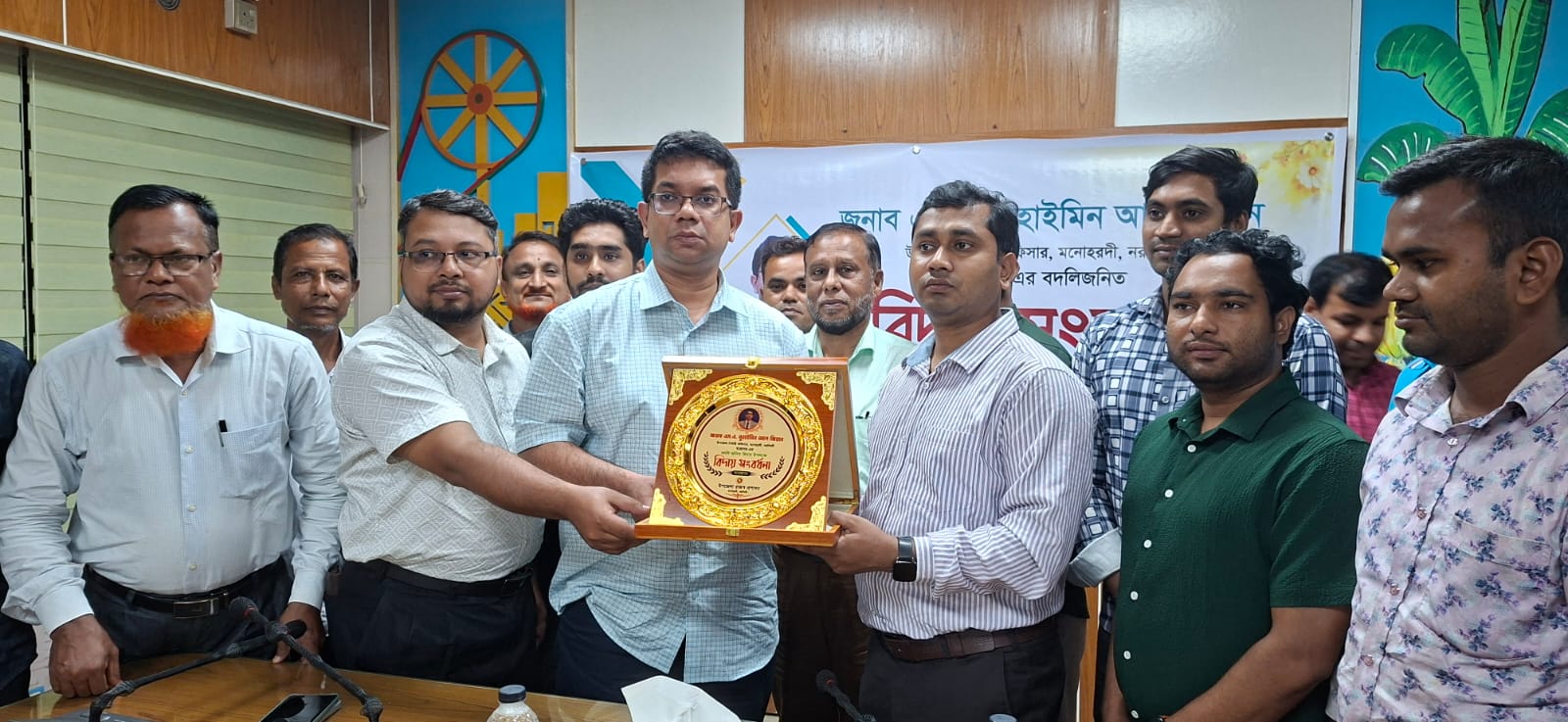 মনোহরদীতে রাজস্ব প্রশাসনের বিদায় সংবর্ধনায় সম্মানিত ইউএনও এম এ মুহাইমিন আল জিহান