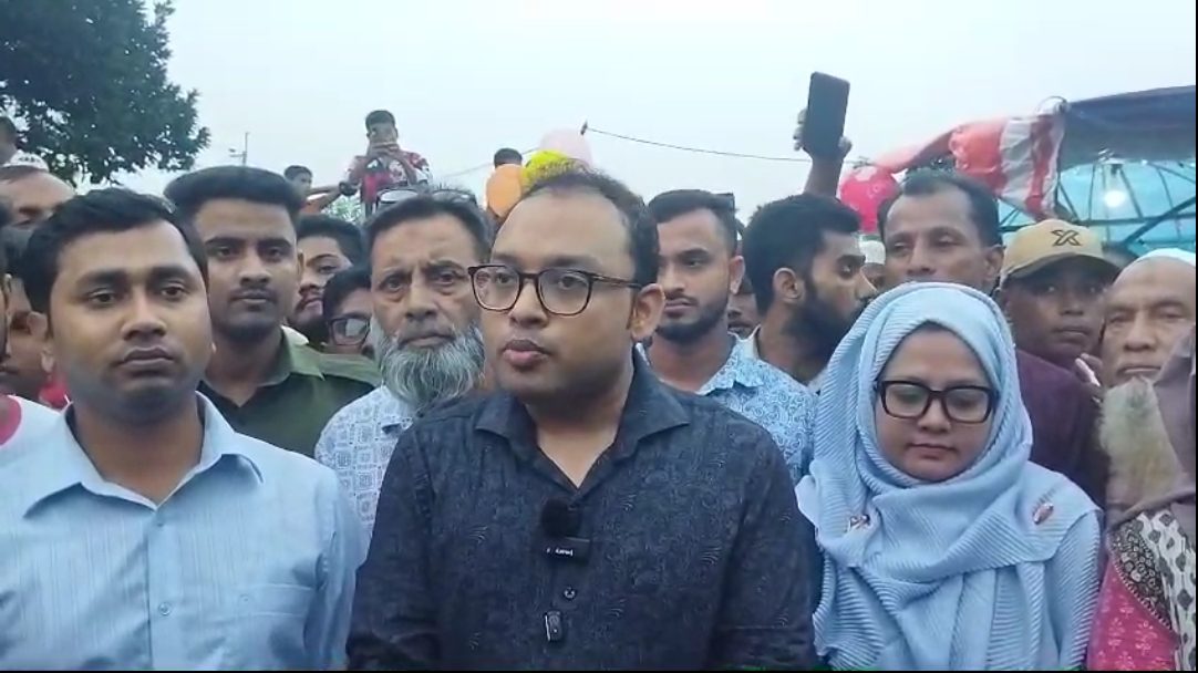 পুকুরে জলপরী দেখার গুজবের কল্প কাহিনীর সমাপ্তি ঘটালেন ইউএনও মাহমুদুল হাসান: