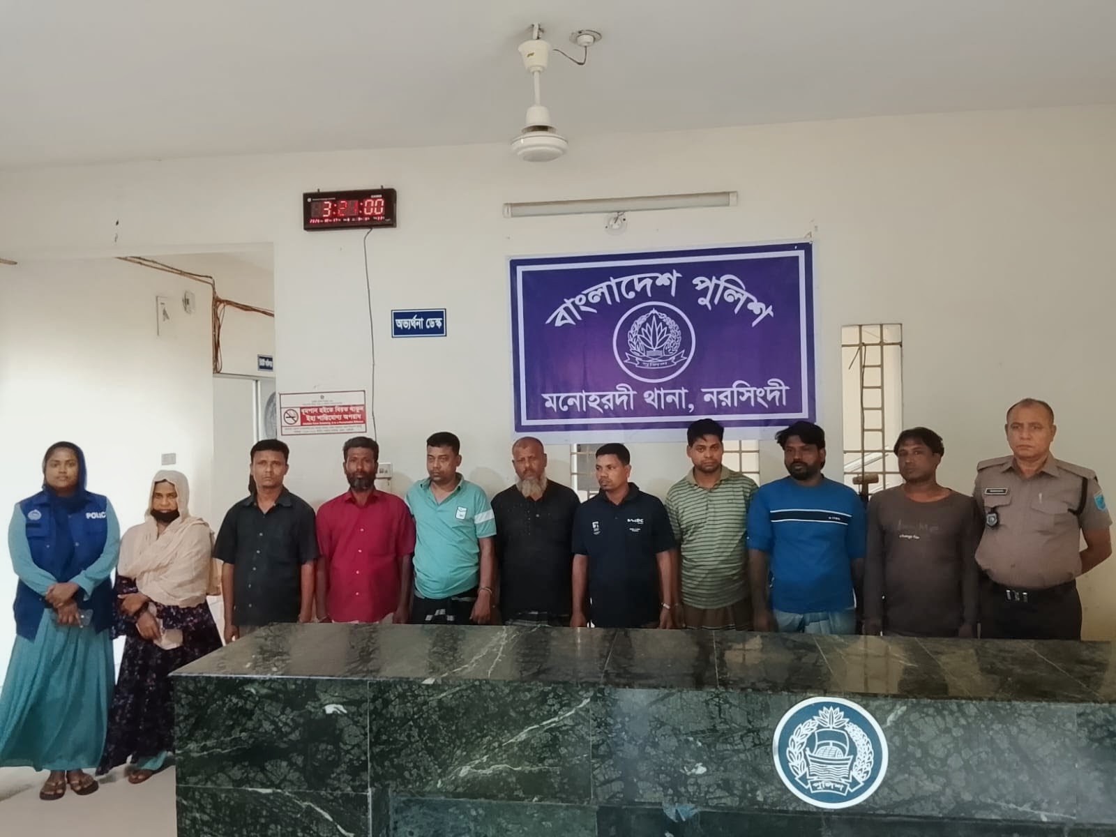 জুয়া খেলার অভিযোগে ৫ জন গ্রেপ্তার, তাস ও নগদ টাকা জব্দ
