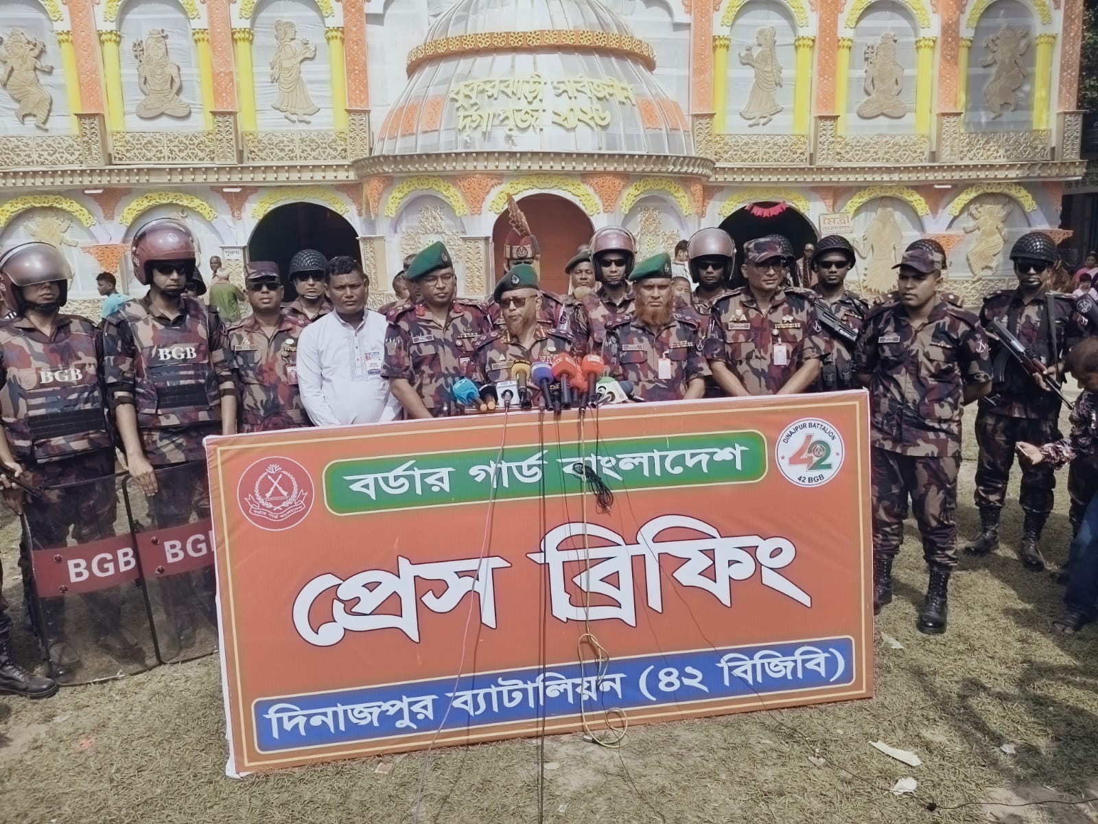 দিনাজপুরের বিরলে ধুকুরঝাড়ি পুজামন্ডপ পরিদর্শন করলেন বিজিবি রংপুর রিজিয়নের ভারপ্রাপ্ত কমান্ডার কর্নেল ফয়সাল