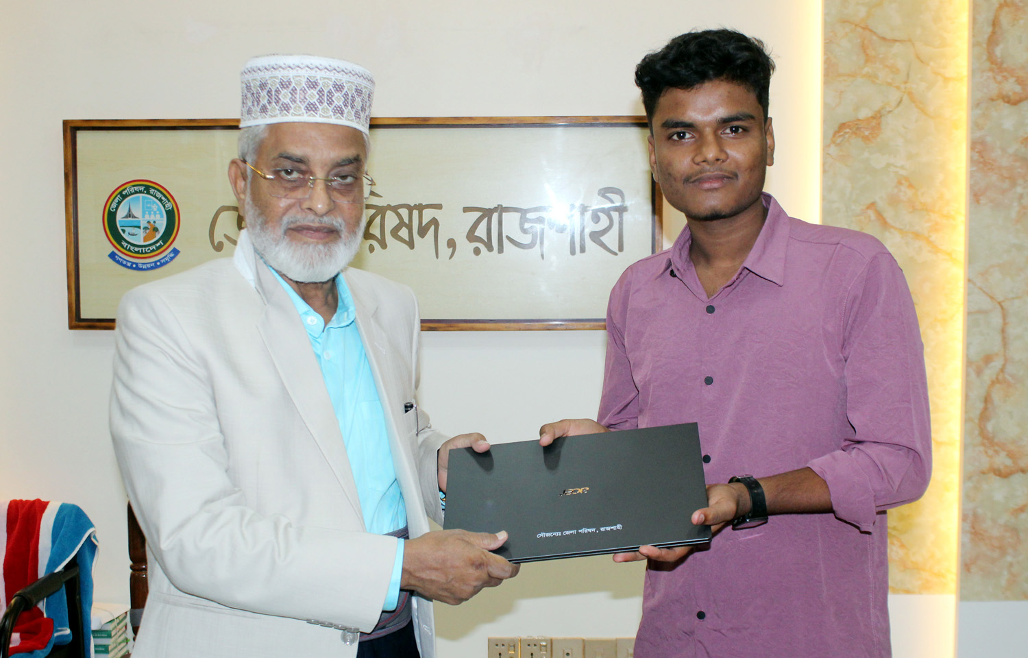 মেধাবী শিক্ষার্থীর হাতে ল্যাপটপ তুলে দিলেন জেলা  পরিষদ প্রশাসক এরশাদ আলী ঈশা